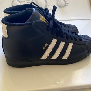 I am a selling a pair of Adidas pro models size 6 male